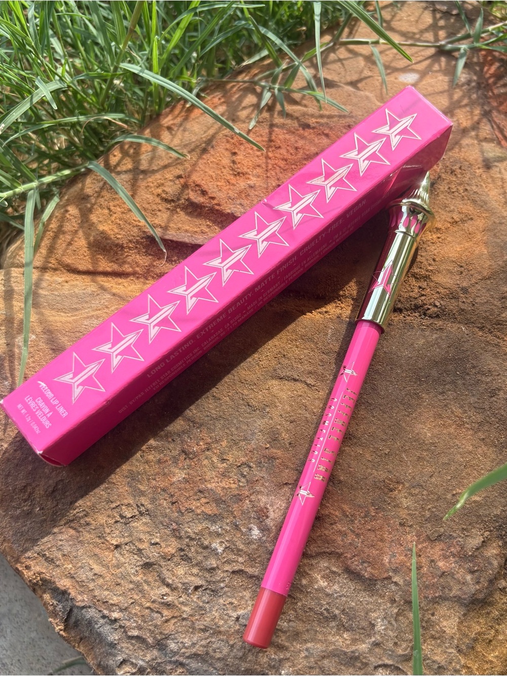 Jeffree Star Lip Liner Pencil in Neutral Mauve with Pink Packaging